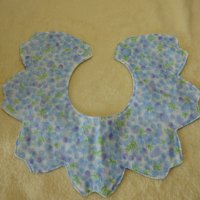 桜の花びらスタイ　リバーシブル　ミモザブルー柄　×　白お花モチーフ